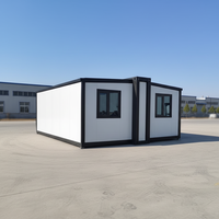 Maison Extensible de Luxe en Acier au Design Mid-Century Moderne, Suite Modulaire Écologique et Étanche à Énergie Solaire pour Hôtels de Luxe Autonomes
