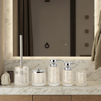 Nouveau design de luxe Ensemble de salle de bain 6 pièces en verre écologique avec distributeur de savon à rayures verticales côtelées de forme ronde et brosse de toilette