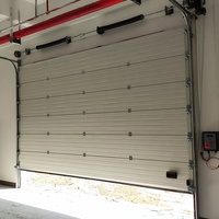 Zone de chargement d'entrepôt baie industrielle automatique sectionnelle porte de garage verticale isolée