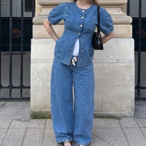 Conjunto de mezclilla personalizado de marca para primavera: Chaqueta vaquera casual de corte ajustado y jeans rectos de tiro medio con lavado ácido vintage. - Product Image 2