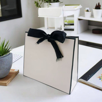 Sac d'emballage cadeau en papier blanc recyclable pour faux cils, avec cordon de serrage, gaufrage/débossage personnalisable, commandes en petites quantités