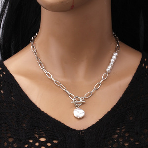 Collier chaîne vintage européen-américain en métal irrégulier avec boucle OT, perle blanche, chaîne de pull haut de gamme, alliage de zinc géométrique - Product Image 2