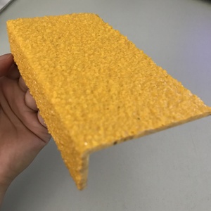 Nez de marche en FRP de qualité inégalée, finition jaune et noire, pour marches en béton, moulage de marche en GRP personnalisé, sécurité en fibre de verre - Product Image 2