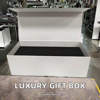 Boîte cadeau de luxe noire avec logo personnalisé et couvercle à rabat magnétique Emballage en papier gaufré haut de gamme avec des matériaux recyclés Boîtes rigides