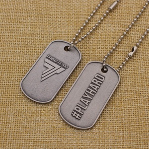 Apribottiglie a forma di medaglia in stile antico con design 2D in zinco - Product Image 3