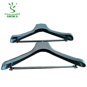Colgador de plástico para traje negro de diseño clásico - Product Image 6
