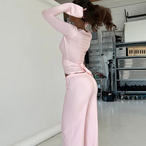 Conjunto de Dos Piezas Rosa para Mujer, Top Corto con Cuello en V y Manga Larga con Vuelo, y Pantalones Anchos con Cordón Ajustable - Product Image 4