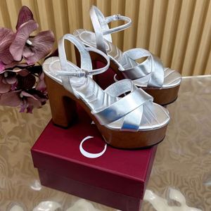 รองเท้าส้นสูงแบบเปิดนิ้วเท้าลายไม้ พื้นหนา คุณภาพสูง สำหรับผู้หญิง สไตล์หรูหราและเซ็กซี่ เหมาะสำหรับใส่ลำลอง - Product Image 3