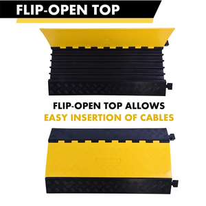 Protecteur de câble pour événements en plein air avec bandes de sécurité réfléchissantes jaune-noir - Product Image 1