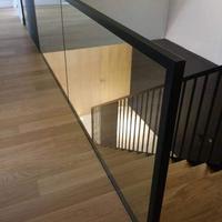 Rampe en verre en forme de U minimaliste pour escaliers intérieurs avec verre trempé transparent et base en aluminium à profil bas