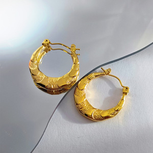 Collection de boucles d'oreilles créoles texturées en acier inoxydable plaqué or PVD 18 carats pour femmes |   Élégant, durable, hypoallergénique et léger - Product Image 3