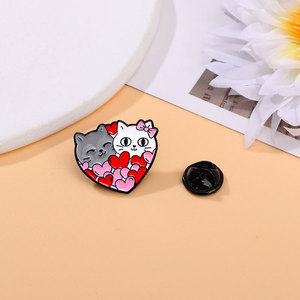Yini Nhà Sản Xuất Bán Buôn Tùy Chỉnh Kawaii Mèo Trái Tim Nhựa Men Kẽm Hợp Kim Pins-Phim Hoạt Hình Lãng Mạn Phù Hiệu Cho Trang Phục/Túi - Product Image 4