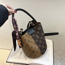 Sac seau bandoulière LY de luxe pour <span class=keywords><strong>femme</strong></span>, style vintage, en PU, grande capacité, avec monogramme classique et <span class=keywords><strong>foulard</strong></span> en soie - Product Image 2