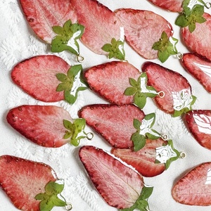 2024 새로운 사랑스러운 수지 드라이 프레스 진짜 딸기 매력 펜던트 개인화 된 귀여운 과일 매력 DIY 보석 만들기 - Product Image 6