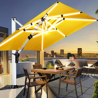 Parasol de terrasse moderne de 9 pieds à énergie solaire avec lumières LED et bouton d'inclinaison pour meubles d'extérieur, jardins, cours, hôtels, plages