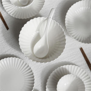 Vente en gros de vaisselle en porcelaine de luxe vintage Ensemble d'assiettes rondes en céramique à motif floral pour la maison et le mariage - Product Image 5