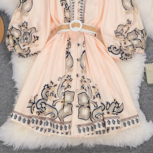 Vestido de estilo antiguo con cuello en V, estampado étnico retro, falda ajustada con una hilera de botones a la cintura - Product Image 3