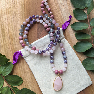 สร้อยมาลาถักมือ <span class=keywords><strong>108</strong></span> เม็ด, โรสควอตซ์, อเมทิสต์, โรโดไนต์, จาปา มาลา, สำหรับการทำสมาธิ, คริสตัลบำบัด, ของขวัญสำหรับโยคะและการสวดมนต์ - Product Image 5