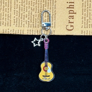 Colgante de acrílico estilo INS con forma de instrumento, llavero de guitarra de doble cara estilo rock para decoración de bolsos - Product Image 6