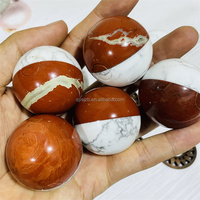 Boule sculptée de 4,2 cm en howlite et jaspe rouge, sculpture artisanale de Poké Ball pour la décoration de la maison