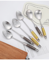 Ensemble de 10 ustensiles de cuisine en acier inoxydable finition or avec poignées en bois longues, compatibles lave-vaisselle, outils de cuisson