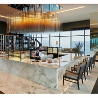 Ensemble de meubles de restaurant commerciaux en bois modernes sur mesure, meubles de café d'hôtel, table et chaises pour projet de restaurant