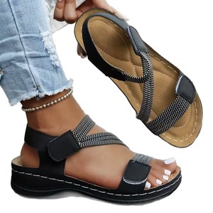 Sandales plates ouvertes pour femmes, style japonais tendance, avec empeigne en PU, semelle en caoutchouc et fermeture à boucle décorative - Product Image 5