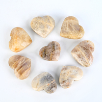 Vente en gros de pierres précieuses naturelles de guérison, artisanat en cristal, pierre de lune éclatante sculptée en forme de cœur pour collection