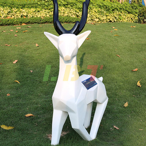 Sculpture de cerf en fibre de verre Libit, ornement de jardin extérieur personnalisé, forme animale autoportante, finition peinte - Product Image 2