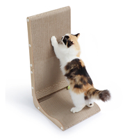 Grand mobilier de griffoir vertical pour chat en carton avec design incurvé et jouet interactif