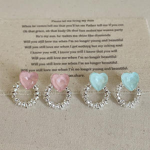 Boucles d'oreilles en cristal rose doux pour femmes avec un sens haut de gamme, luxe léger, tendance et toutes occasions - Product Image 4