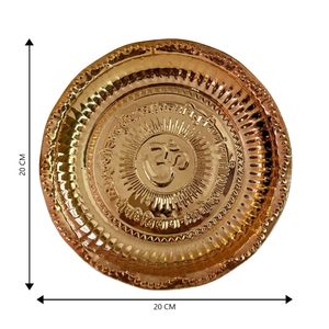 Plateau de prière rond en cuivre fait main de 24 cm avec gravure Om et décorations artistiques sanskrites, thali décoratif pour les célébrations festives - Product Image 2