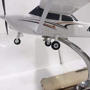 Modèle d'<span class=keywords><strong>avion</strong></span> d'entraînement Cessna 172 en résine solide à l'échelle 1/32, 27 cm, avec hélice mobile et train d'atterrissage avant - Product Image 5