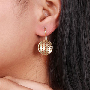 Pendientes de filigrana dorada Pendientes de aro chapados en oro ligeros Conjunto de joyería Pendientes de aro de latón chapados en oro - Product Image 3