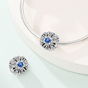 Adorables pendentifs plaqués argent et sertis de zircons, en forme de cœur, de papillon, de couronne, de fleur, de lettre, d'étoile et d'animaux. - Product Image 5