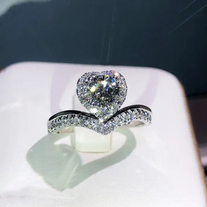 Anello di fidanzamento da donna T0855 in oro bianco con diamante taglio a cuore, pietra principale colore D naturale e diamanti laterali - Product Image 1