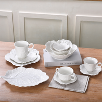 Bols en porcelaine minimalistes à motifs floraux en relief, grands bols en céramique blanche pour nouilles/fruits/salades/soupes/desserts, vaisselle profonde pour la maison