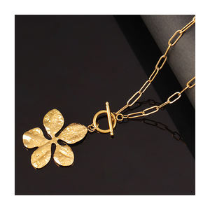 ユニークなテクスチャフラワーネックレス女性ステンレス鋼メッキ18Kゴールドキャストハンマーパターン5花女性チョーカーネックレス - Product Image 1