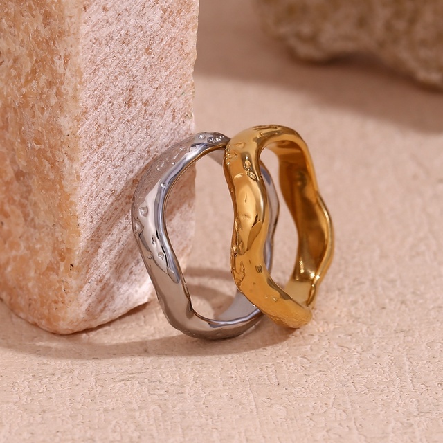 Wholesale Engagement Rings Stainless Steel Fashion Jewelry Rings 18k Gold Plated Hammered Water Wave Signet Rings for Women