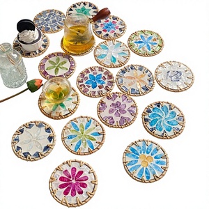Assiette en porcelaine incrustée de rotin naturel, motif floral classique, décoration et cadeau de fête, fabriqué au Vietnam - Product Image 1