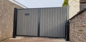 Puerta corredera oscilante doble <span class=keywords><strong>de</strong></span> entrada compuesta WPC manual <span class=keywords><strong>y</strong></span> eléctrica con marco <span class=keywords><strong>de</strong></span> <span class=keywords><strong>hierro</strong></span> - Product Image 6