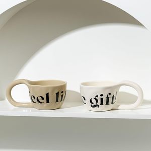 Tasses à boire en céramique élégantes avec inscription 'The Gift', design moderne, compatibles lave-vaisselle et micro-ondes, portables, pour la décoration intérieure - Product Image 4