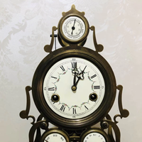 Horloge/skellétoir de style français antique en laiton poli, mouvement à dôme ovale, calendrier et baromètre