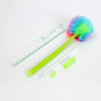 O & Q Beaux stylos à encre gel bleus populaires avec des boules de poils douces Largeur d'écriture de 0.5mm pour les décorations et les cadeaux de Noël