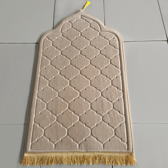 Beautiful Design Portable Velvet Muslim Prayer Mat Polyester Material Cushioned Feature