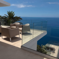 Rahmenloses Geländersystem aus gehärtetem Glas mit rostbeständigem Aluminium-U-Profil für moderne Glasbalustraden an Außenbalkonen und Treppen