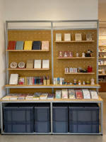 Meuble buffet design professionnel pour vitrine, présentoir de mode pour boutique de créateurs, étagère de présentation