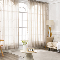 Rideau de séparation d'espace en lin transparent filtrant la lumière du soleil, idéal pour les suites d'hôtels de luxe et la décoration intérieure des chambres d'hôtes.