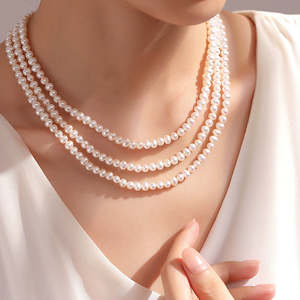 Collier de perles d'eau douce naturelles populaires pour femmes 2025, trois couches, multi-couches, rétro, à superposer sur une chaîne de pull - Product Image 1