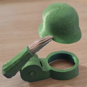 Casco para Botella de Cerveza con Diseño de Soldado Saludo, Impreso en 3D, Semimanual, Material PAL, Negro/Verde, Soporte Creativo para Tapas de Cerveza, Novedad Divertida - Product Image 1